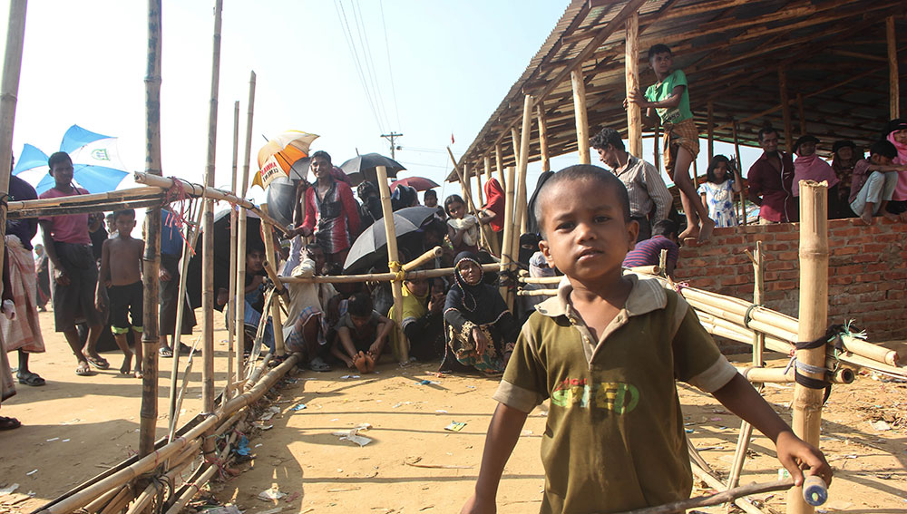Rohingya refugees wait for food supplies at the Kutupalong refugee camp in Ukhiya upazila of Cox's Bazar, Bangladesh, Oct. 28, 2017. Photo: Rohit Wadhwaney/BenarNews 