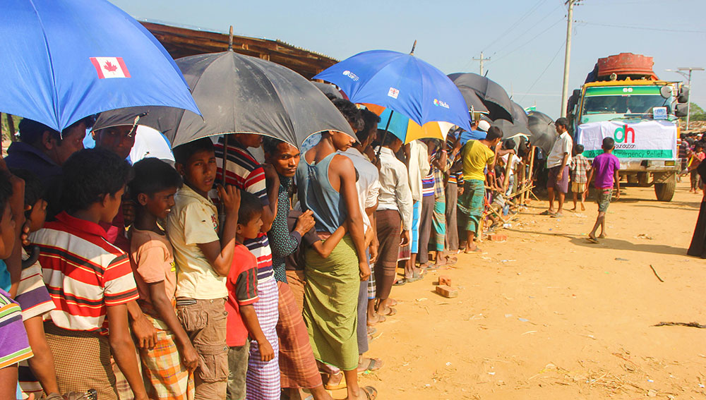 Rohingya refugees wait to be supplied food at the Kutupalong refugee camp in Ukhiya upazila of Cox's Bazar, Bangladesh, Oct. 28, 2017. Photo: Rohit Wadhwaney/BenarNews 