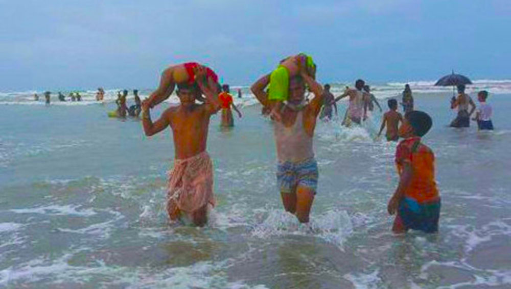 Local residents recover bodies of Rohingya children who drowned after their boat capsized while crossing the Naaf River in Cox’s Bazar, Bangladesh, Aug. 31, 2017. Photo: Abdur Rahman/BenarNews 