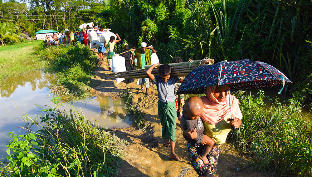 Rohingya refugees from Myanmar enter Bangladesh at the Kharangkhali border point in Teknaf, Oct. 23, 2017. Photo: Abdur Rahman/BenarNews 
