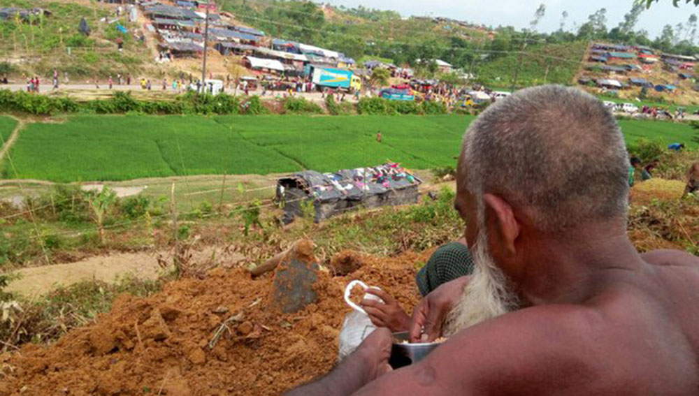 A newly arrived Rohingya refugee breaks for a meal while building a shelter for his family on government-owned land in Ukhia, a sub-district of Cox’s Bazar, Bangladesh, Sept. 17, 2017. Photo: Jesmin Papri/BenarNews 