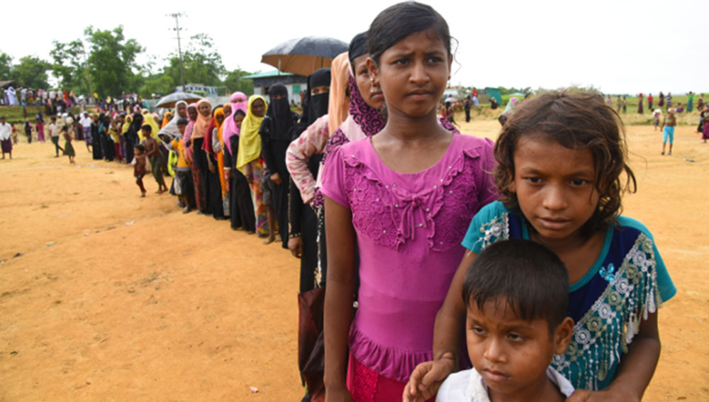 Rohingya children line up to receive relief supplies in Teknaf, Bangladesh, Sept. 29, 2017. Photo: Abdur Rahman/BenarNews 