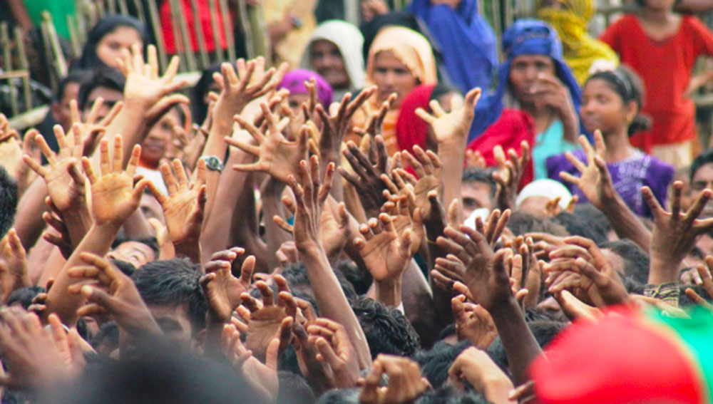 Rohingya refugees scuffle to grab relief supplies being delivered in front of the Kutupalong refugee camp in Ukhia, Cox’s Bazar, Bangladesh, Sept. 12, 2017. Photo: Jesmin Papri/BenarNews 