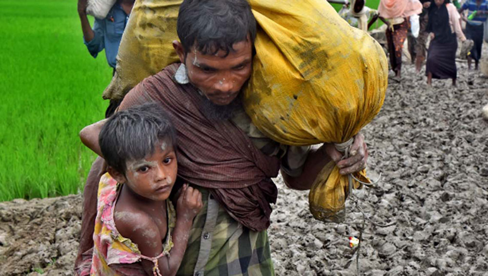 A Rohingya man and girl enter Bangladesh from Myanmar at the Khanjapara point in Teknaf, Sept. 6, 2017. Photo: Abdur Rahman/BenarNews 