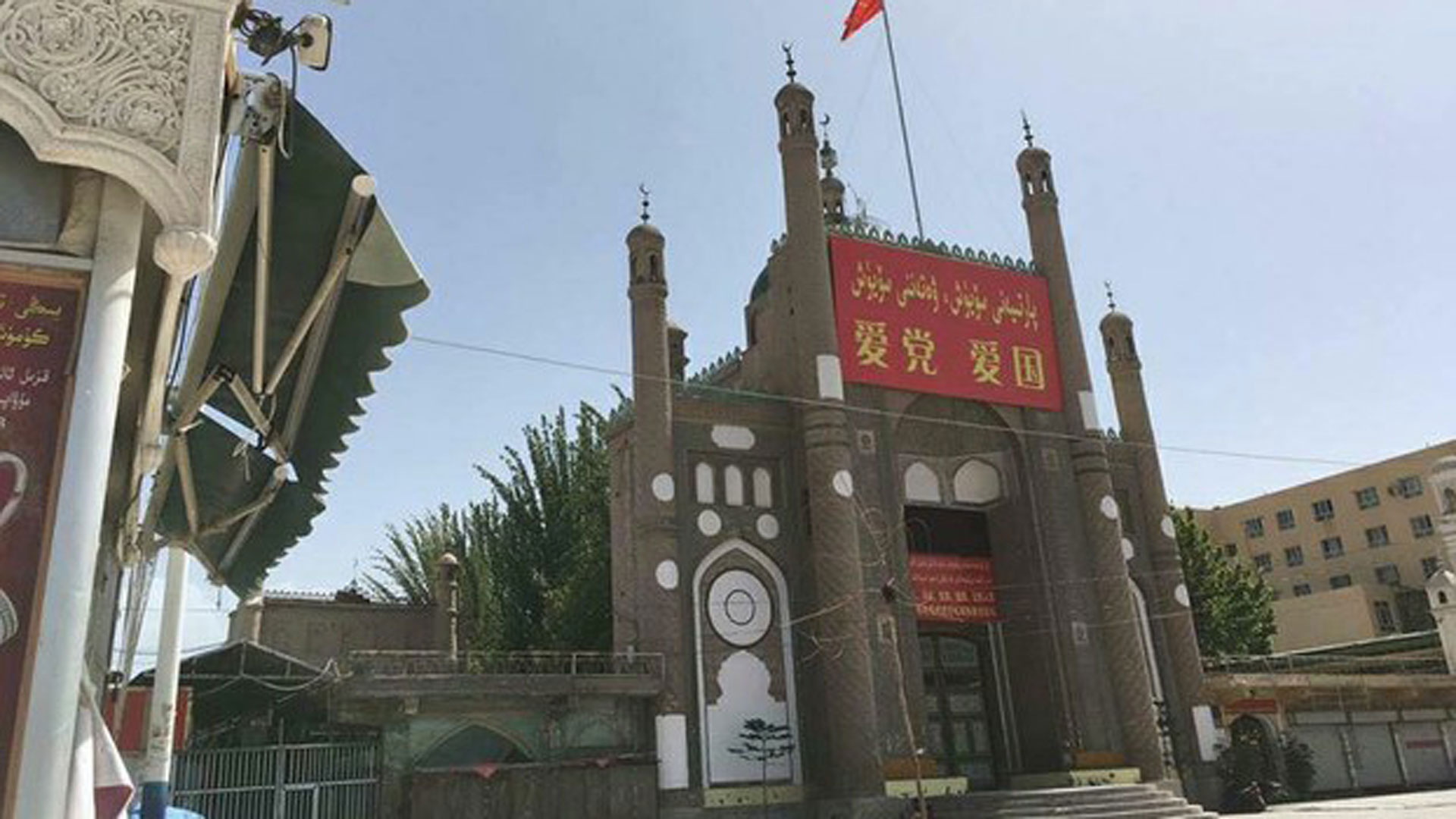 Jama Mosque adorned with China's flag and propaganda banners that read 'Love the Party, Love the Country' in Kashgar prefecture's Kargilik county, in an undated photo. Photo provided by an RFA listener