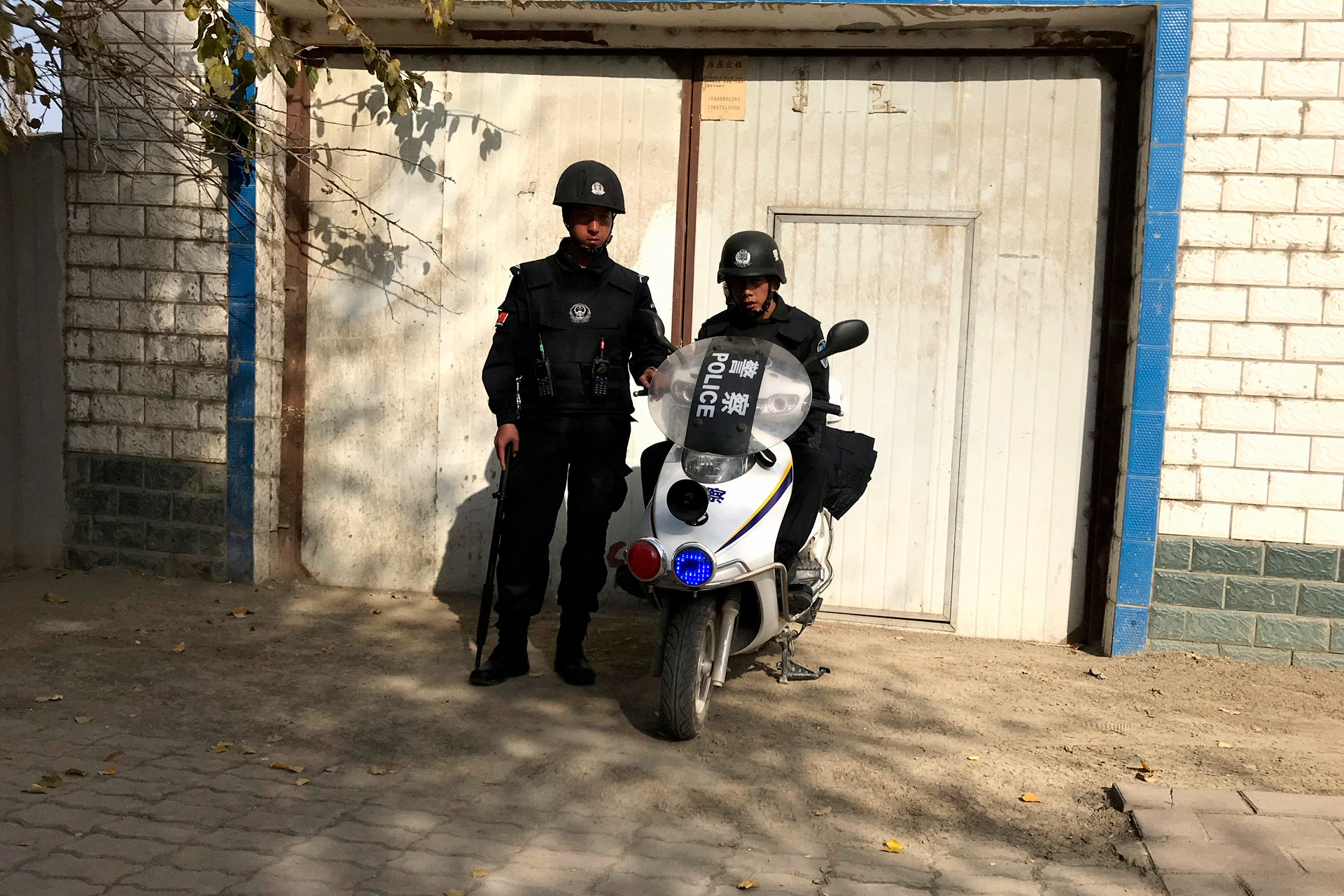 Police officers on duty in the vicinity of a center believed to be used for re-education in Korla city, Xinjiang, Nov. 2, 2017. Photo: AP