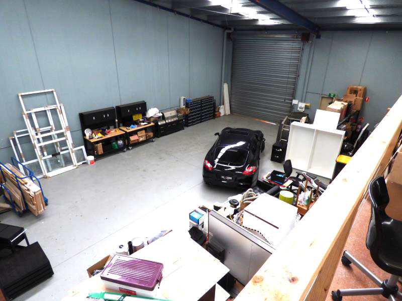 រថយន្តកីឡាមួយគ្រឿង ចតនៅការិយាល័យរបស់ក្រុមហ៊ុន VKK។