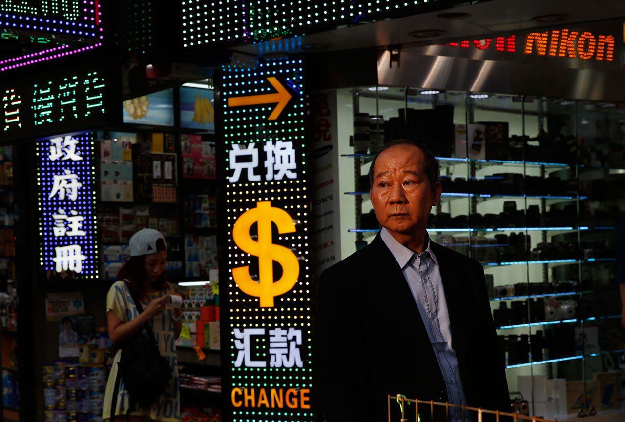 香港金管局时隔三年再入市救港元 评论：港金融中心地位难保– 普通话主页