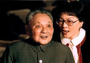 邓小平在1989 戴晴【美国博登书屋】 Amazon.com: 邓小平在1989 (Chinese Edition): 9798869345585