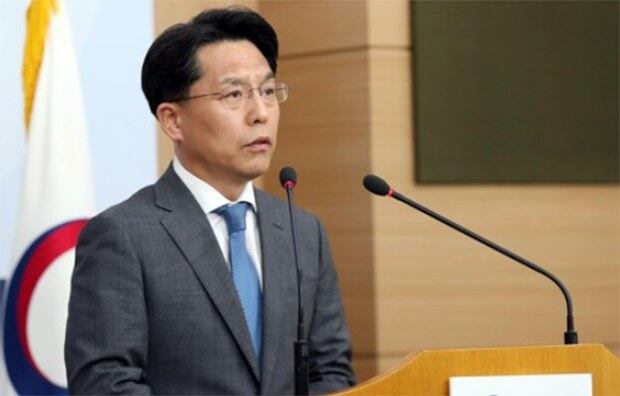노규덕 외교부 대변인이 정례브리핑에서 취재진의 질문에 답하고 있다. 