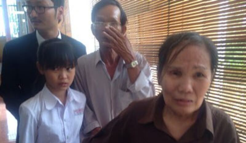 Bà Nguyễn Thị Tâm (phải) và Ông Ngô Văn Huynh (giữa) sau phiên xử phúc thẩm ở Bình Phước hôm 16/3/2016. Photo courtesy of DLB.