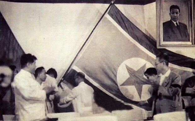 1948년 7월 김두봉 최고인민회의 의장이 당시까지 사용됐던 태극기를 내리고 조선민주주의인민공화국기(인공기)를 올리는 사진, 한국학중앙연구원 소장 자료