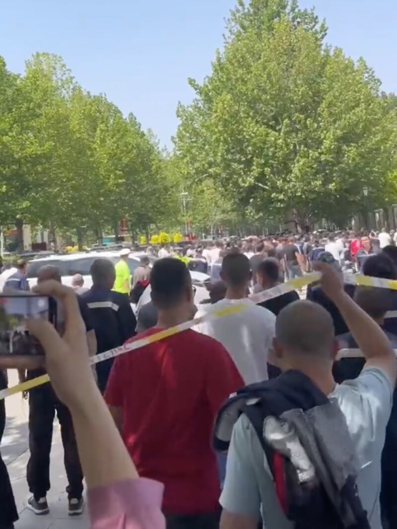 6月1日,年产240万吨钢材的唐山德龙钢铁公司关停,员工集体讨薪维权。(网络截图/古亭提供)