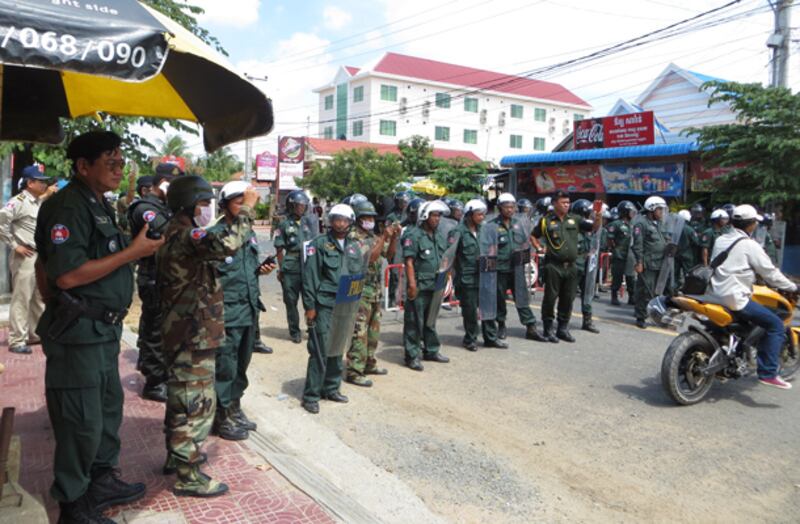 កម្លាំង​អាជ្ញាធរ​ត្រូវ​បាន​ដាក់​ពង្រាយ​មិន​ឲ្យ​ក្បួន​ដង្ហែ​របស់​គណបក្ស​សង្គ្រោះ​ជាតិ ចូល​ទៅ​ក្នុង​ក្រុង​ព្រៃវែង នា​ខេត្ត​ព្រៃវែង នៅ​ព្រឹក​ថ្ងៃ​ទី​៣ ខែ​ឧសភា ឆ្នាំ​២០១៤។