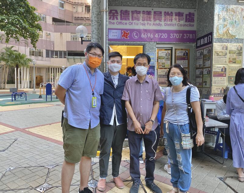 余德寶的好友到辦事處同合照。（劉少風攝）