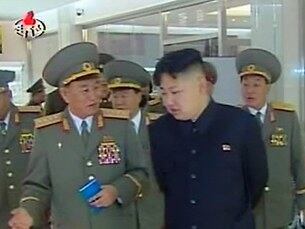 사진은 김정은 국방위원회 제1위원장이 평양 만수교고기상점을 시찰하며 김영철 정찰총국장의 설명을 듣고 있는 모습.