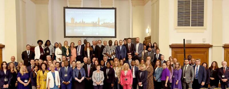 «2023-يىللىق تۇنجى نۆۋەتلىك ‹ئادەم قاچاقچىلىقى› توغرىسىدىكى يەر شارى خاراكتېرلىك لېدىرلار يىغىنى» قاتناشقۇچىلار خاتىرە سۈرەتتە. 2023-يىلى 30-ئاۋغۇست، لوندون.