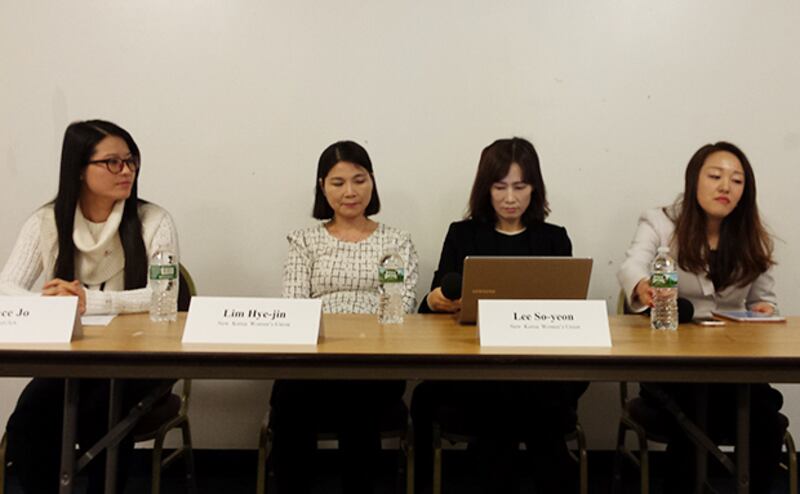 ‘탈북 난민 여성: 중국 내 궁핍과 인신매매'라는 주제로 열린 토론회에서 탈북 여성들이 북한에서 겪은 인권 참상을 증언하고 있다.