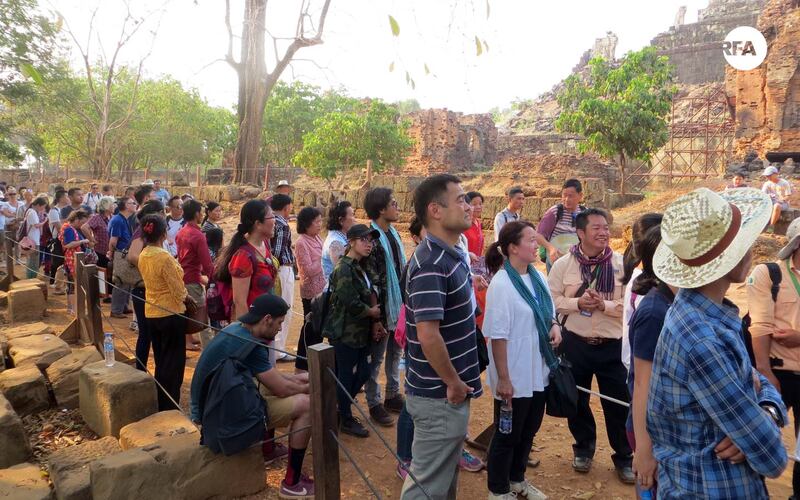 ភ្ញៀវ​ទេសចរ​ចម្រុះ​ជាតិ​សាសន៍​ឈរ​តម្រៀប​ជួរ​គ្នា​នៅ​ជើង​ជណ្ដើរ ដើម្បី​រង់ចាំ​ឡើង​ទៅ​ទស្សនា​នៅ​លើ​កំពូល​នៃ​ប្រាសាទ​ភ្នំបាខែង ខេត្ត​សៀមរាប កាល​ពី​ថ្ងៃ​ទី​៤ ខែ​មីនា ឆ្នាំ​២០១៧។ 