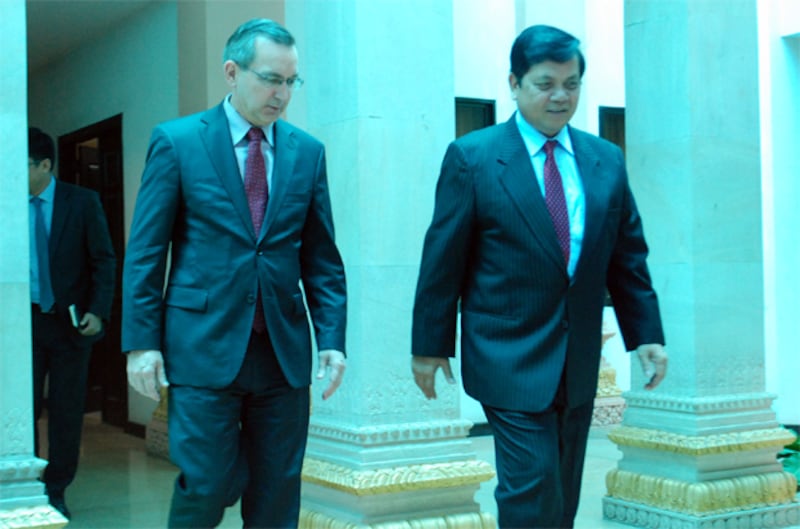 រដ្ឋលេខាធិការ​ក្រសួង​ការ​បរទេស​កម្ពុជា លោក អ៊ុច បូរិទ្ធិ (ស្ដាំ) និង​ឧបការី​រង​រដ្ឋមន្ត្រី​ការ​បរទេស​សហរដ្ឋ​អាមេរិក លោក ស្កុត ម៉ាកសែល (Scot Marciel) ចេញ​ពី​ជំនួប​ទ្វេភាគី នា​ទីស្ដីការ​គណៈរដ្ឋមន្ត្រី នៅ​ថ្ងៃ​ទី​២៧ ខែ​សីហា ឆ្នាំ​២០១៤។