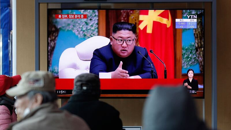 2020年4月21日，韩国首尔火车站电视屏幕，播放有关朝鲜领导人金正恩的新闻报道节目。(美联社)