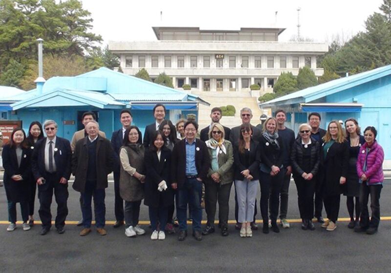 국제출판관계자들이 남북 분단의 상징 판문점을 방문했다. 