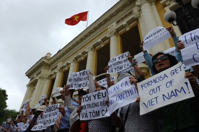 Người dân biểu tình chống tập đoàn Đài Loan Formosa ở trung tâm thành phố Hà Nội vào ngày 01 tháng 5 năm 2016.