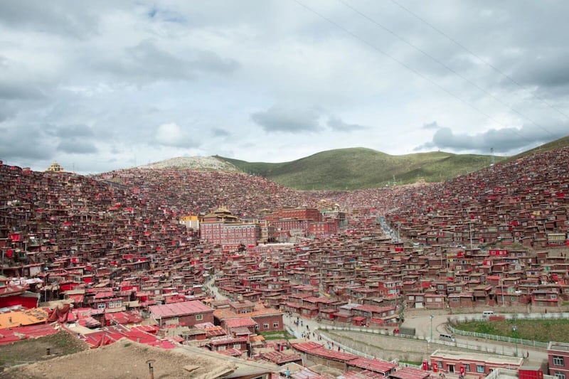 བོད་ཀྱི་གསེར་རྟ་བླ་རུང་སྒར་དུ་གྲྭ་བཙུན་གྱི་བཞུགས་ཤག་བཤིག་གཏོར་གྱི་ལས་འགུལ་ཁྲོད་ནས་དཀའ་ངལ་གསར་པ་འཕྲད་བཞིན་པ།