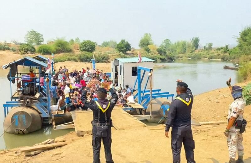 ထိုင်း-မြန်မာနယ်စပ် တာ့ခ်ခရိုင်ကို ထွက်ပြေးလာကြသည့် မြန်မာစစ်ဘေးဒုက္ခသည်များအား ၂ဝ၂၃ ခုနှစ် ဧပြီလ ၁ဝ ရက်နေ့က တွေ့ရစဉ်။ (Photo: AFP/Royal Thai Army)