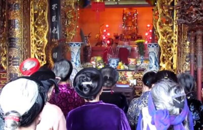 Xin lộc đầu năm trong điện Thánh Mẫu. RFA PHOTO.
