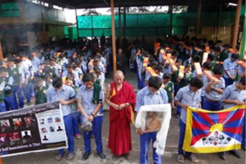 图片：游行学生们在拉杰日广场为自焚藏人默哀（记者丹珍拍摄）
