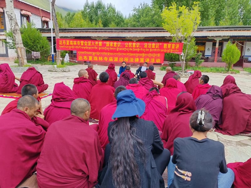 རྒྱ་ནག་གཞུང་གིས་བོད་ཀྱི་དགོན་པའི་ནང་འདུ་ཤེས་གསུམ་ཟེར་བའི་སློབ་གསོ་སྤེལ་བཞིན་པ།