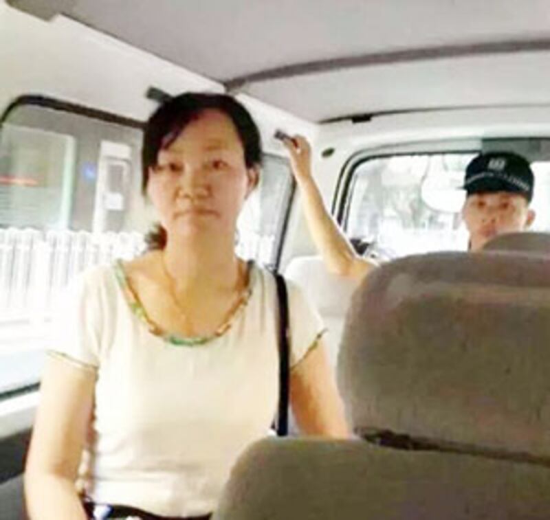 唐荊陵妻子汪艷芳被警方抓上警車帶到派出所，她的胳膊及腳受傷。 (照片來自維權人士)