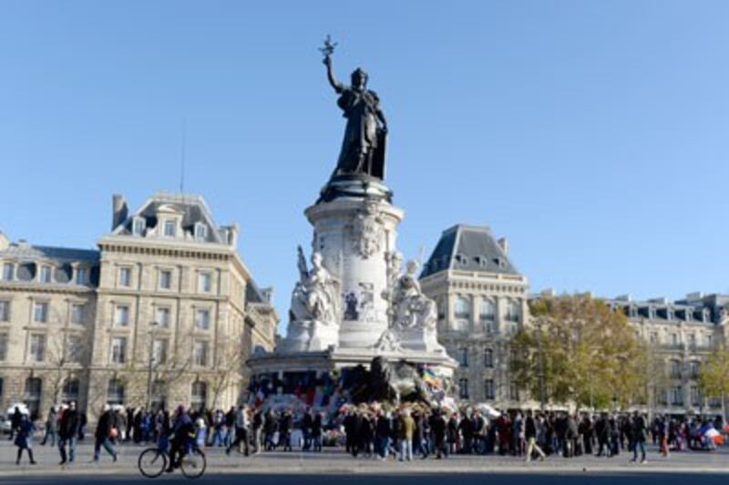 Người dân tưởng niệm nạn nhân khủng bố tại Place de la Republique ở Paris, Pháp hôm 28/11/2015. AFP PHOTO/MIGUEL MEDINA.