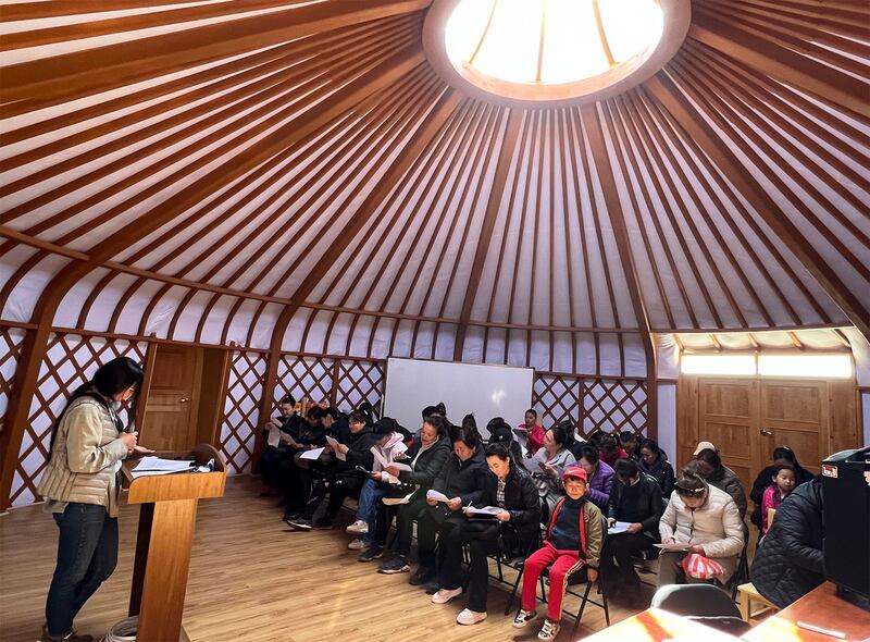慈心团队在种树基地推动环境教育课程,当地民众认真学习种树技巧和生态知识。(慈心有机农业发展基金会提供)