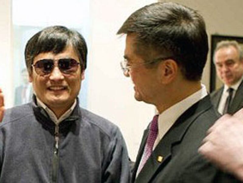 2012年5月2日，逃出東師古村的陳光誠和美國大使駱家輝在一起。（AFP PHOTO / US Embassy Beijing Press office / HO）