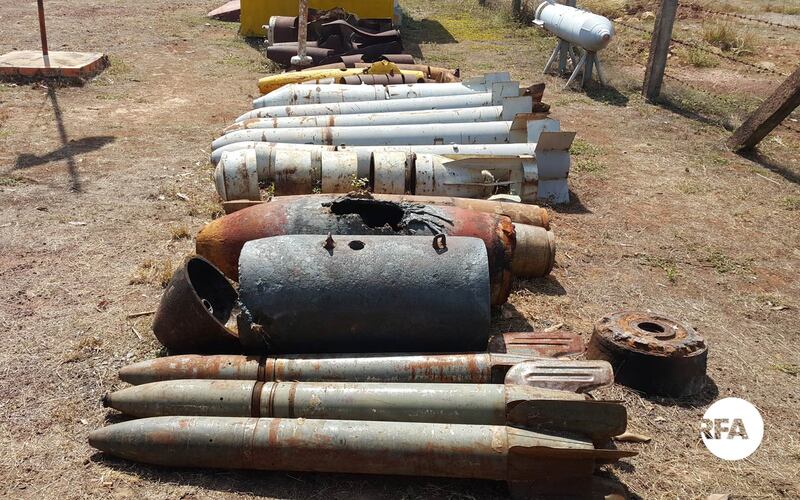 គ្រាប់​ដែល​មជ្ឈមណ្ឌល​បណ្ដុះបណ្ដាល​កម្ចាត់​មីន​កម្ពុជា ស៊ីម៉ាក់ (CMAC) កម្ទេច​ចោល​នៅ​ខេត្ត​កំពង់ឆ្នាំង។ រូបថត​ថ្ងៃ​ទី​៣១ ខែ​មីនា ឆ្នាំ​២០១៧។ 