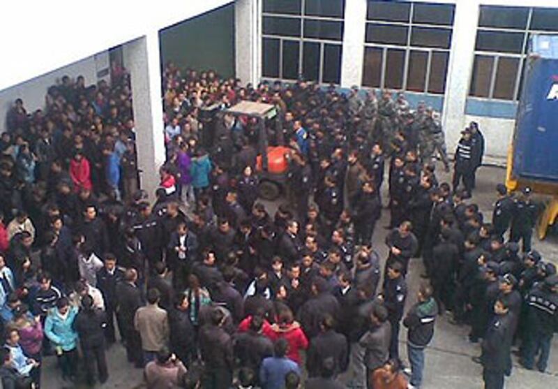 shenzhen_strike_crowd0208_350.jpg