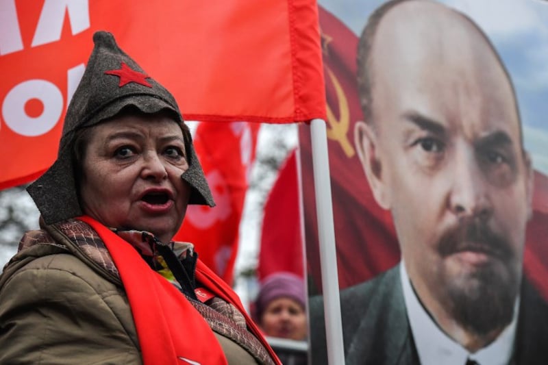 Hình minh họa. Những người ủng hộ chủ nghĩa cộng sản ở Nga đứng cạnh hình Vladimir Lenin trong một buổi tuần hành kỷ niệm 100 năm Cách mạng Bolshevik 1917. 