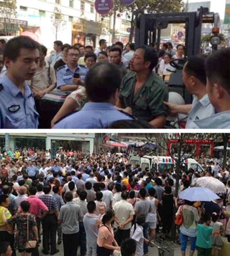 湖北十堰市,7月17日,摩托車司機因停車收費爭執被五名城管围毆並受傷,引發群眾圍堵城管。(市民提供)