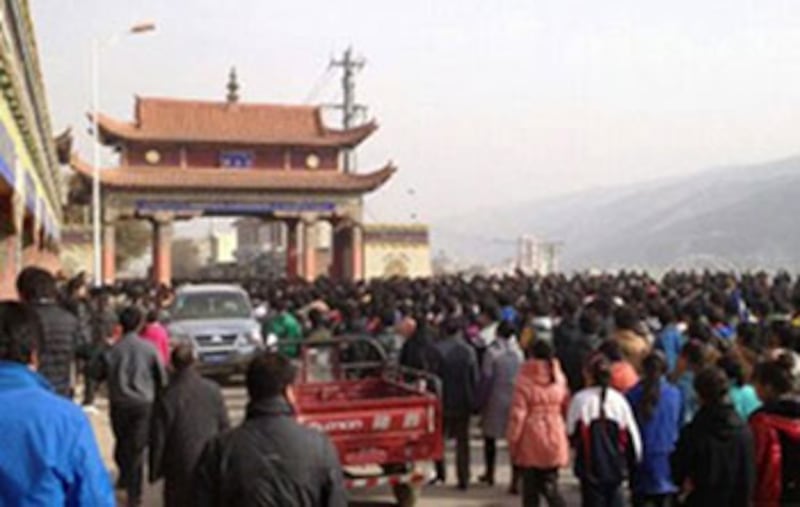 黃南州及同仁縣三間學校約三千名藏族學生,11月9日從學校遊行至州政府抗議。學生遊行期間沒有拿抗議標語或喊口號,他們唸達賴喇嘛經文。(照片由現場人士提供)