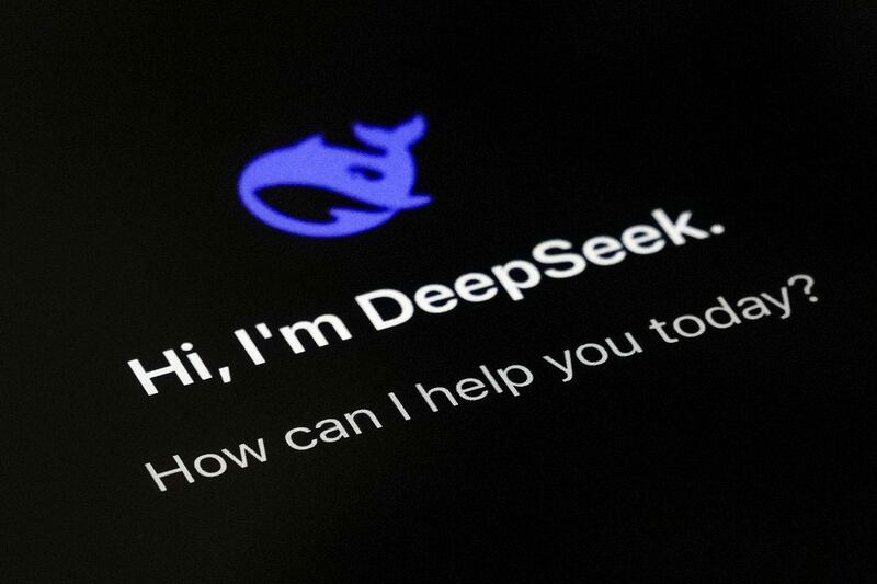«DeepSeek»، يەنى «تېرەن تىنتىش» دېگەن مەنىدىكى سۈنئىي ئەقىل ئەپىنىڭ يانفوندا كۆرۈنۈشى. 2025-يىلى 28-يانۋار، بېيجىڭ.