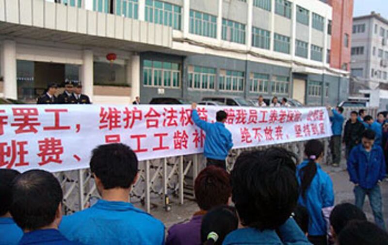 罷工工人聚集在工廠門口，並拉起抗議橫幅。（照片由深圳網友提供）