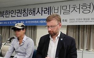 12일 서울 국가인권위원회에서 북한의 비밀처형 실태를 고발하는 기자회견이 열리고 있다.  왼쪽이 비밀처형을 목격한 탈북자, 오른쪽은 스칼라튜 미국 북한인권위 사무총장. 