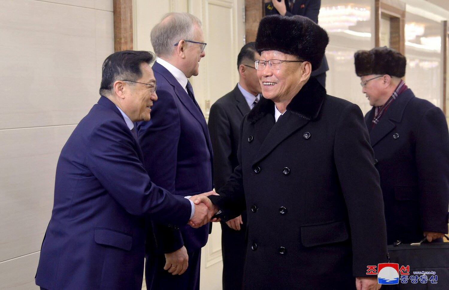 북한 노동당 중앙위원회 정치국 후보위원인 김수길 평양시 당 위원회 책임비서(오른쪽)를 단장으로 하는 조선노동당 대표단이 지난 12일 러시아에서 열리는 '민족들의 자유를 위하여' 제1차 회의에 참가하기 위해 평양을 출발했다고 조선중앙통신이 13일 보도했다.