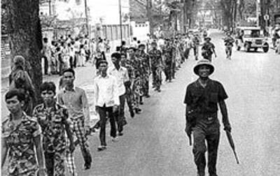 Quân đội Bắc Việt áp giải tù binh miền Nam, tháng 5 năm 1975. AFP PHOTO