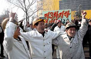 천리마제강연합기업소 노동자들이 지난 13일 핵실험 성공 소식을 접한 뒤 환희에 넘쳐있다고 조선중앙통신이 이날 보도했다.