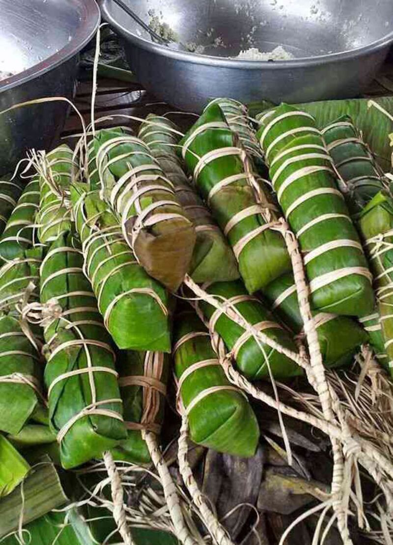 នំ​អន្សម​ជ្រូក​របស់​អ្នក​ស្រុក​កោះធំ ខេត្ត​កណ្ដាល វេច​សម្រាប់​បុណ្យ​ភ្ជុំបិណ្ឌ កាល​ពី​ថ្ងៃ​ទី​២២ កញ្ញា ២០១៤។