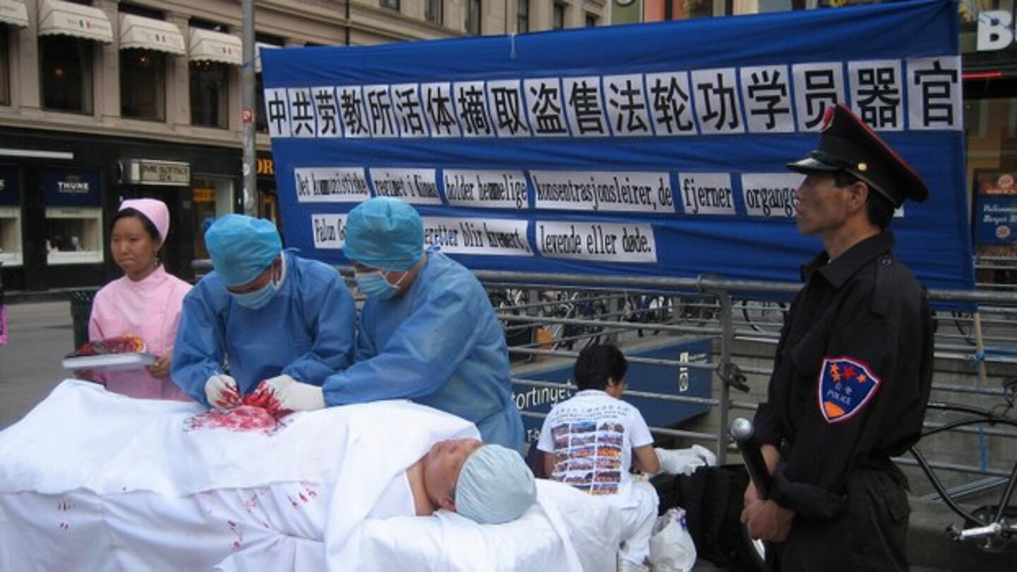 挪威法轮功学员在挪威首都奥斯陆中心以模拟表演的形式展示摘取人体器官(圆明网)