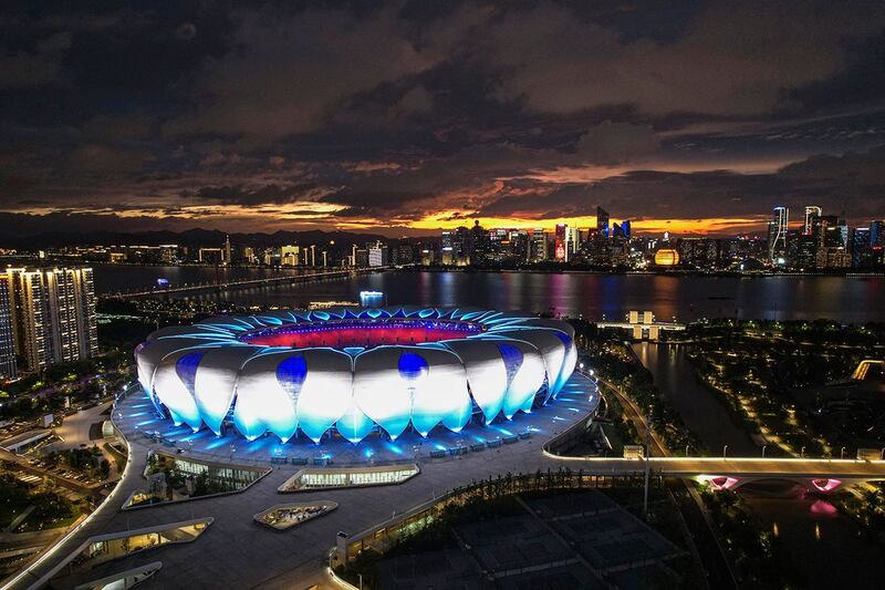 2023年7月27日,航拍照片显示杭州奥体中心体育场的夜景,该体育场作为亚运会开闭幕式主场馆。(法新社)